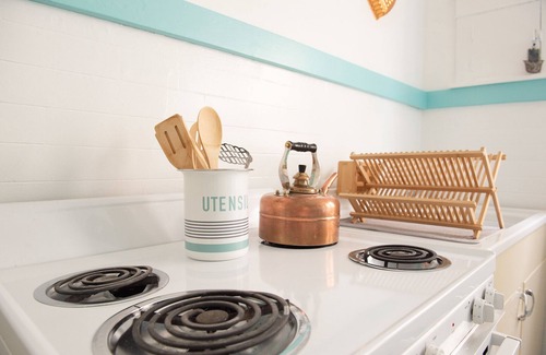 North Buffalo Apartamento | A Retro Vibe with Modern Amenities near Bustling Hertel Avenue