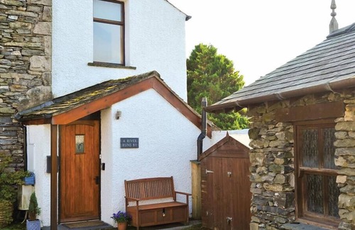 Staveley Cabaña | A RIVER RUNS BY, with a garden in Staveley