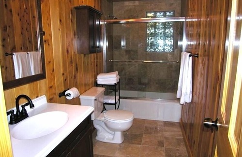 Ellijay Cabina | Un río lo atraviesa ** ¡Arroyo se precipita debajo de casa!