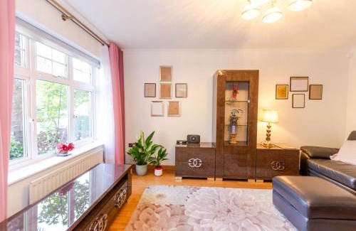 Thamesmead Casa | A Riverside Paradise in The City w Garden and Free Parking - A 2 Bed Home in London Sleeps 4!