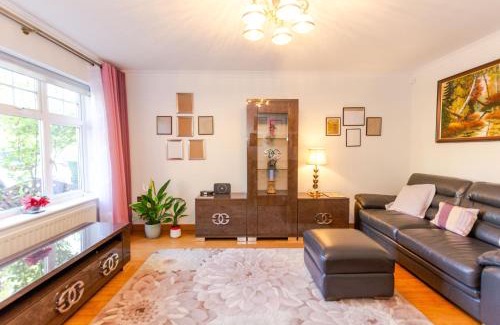 Thamesmead Casa | A Riverside Paradise in The City w Garden and Free Parking - A 2 Bed Home in London Sleeps 4!
