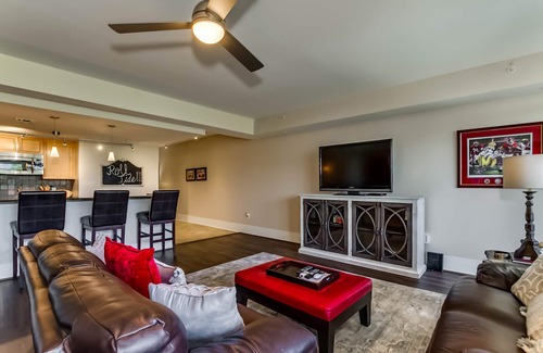 Tuscaloosa Condominio | ¡Un "ALQUILER DE MAREAS EN ROLLO" disponible para la graduación de diciembre!