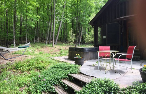 Mount Tremper Casa | Una escapada romántica, Woodstock granero por un arroyo con bañera de hidromasaje