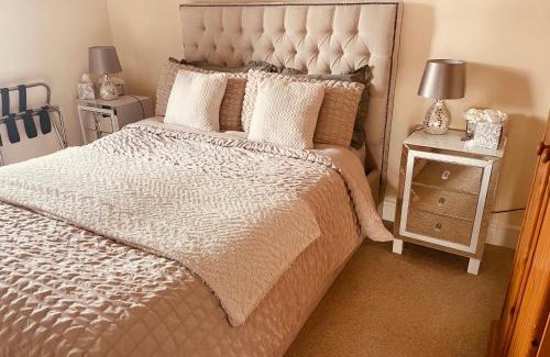 Cortober Casa | A Room in Central Park Apts