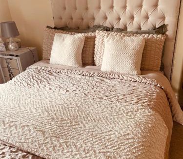 Cortober Casa | A Room in Central Park Apts