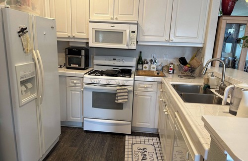 Sabre Springs Condominio | A room wt a queen bed and room with 2 twin beds; an attached,interior bathroom.