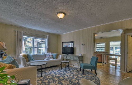 Ellijay Otro | A rustic modern, authentic farmhouse built in 1950 in Ellijay wine country!
