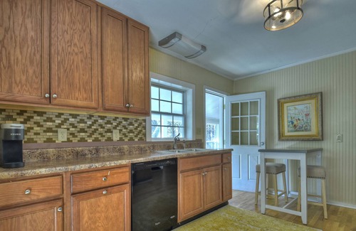 Ellijay Otro | A rustic modern, authentic farmhouse built in 1950 in Ellijay wine country!