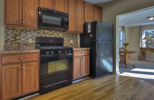 Ellijay Otro | A rustic modern, authentic farmhouse built in 1950 in Ellijay wine country!