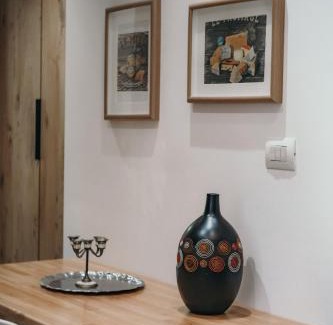 Qender Apartamento | A rustic private cottage with 1 bedroom in center