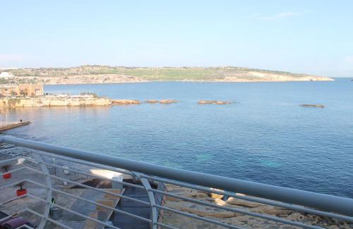 St. Paul's Bay Apartamento | A Seafront Home away from home