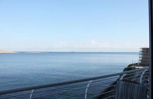St. Paul's Bay Apartamento | A Seafront Home away from home