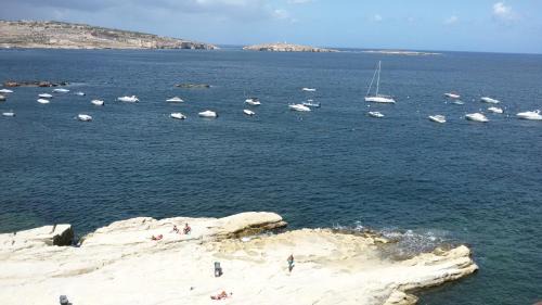 St. Paul's Bay Apartamento | A Seafront Home away from home
