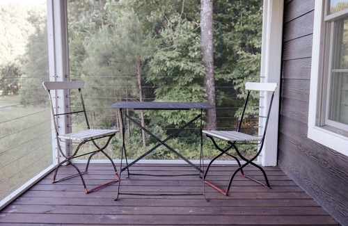 Rome Cabaña | A secluded haven on 5,000 acres in NW Georgia, just 45 minutes from Atlanta and Chattanooga, and a quick 10-minute drive to downtown Rome. Explore private trails along the Etowah river, bask in wildlife, and gaze at mesmerizing stars. Your perfect es