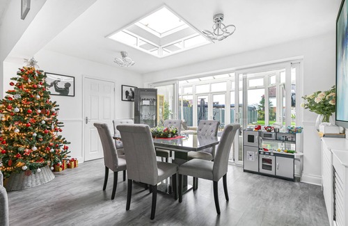 West Molesey Cabaña | A serene quiet oasis with 3 separate buildings large garden & heated pool
