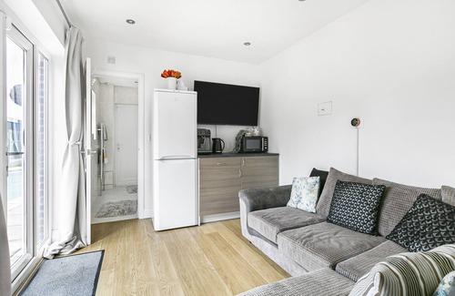 West Molesey Cabaña | A serene quiet oasis with 3 separate buildings large garden & heated pool