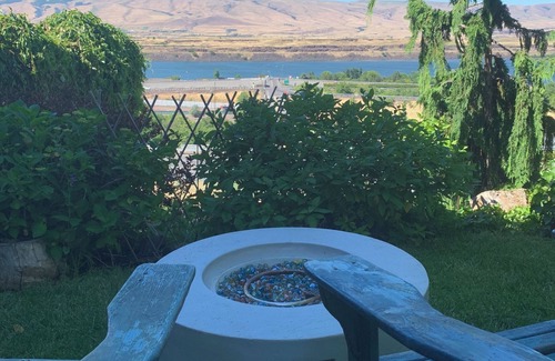 The Dalles Apartamento | A shady retreat within a flower garden, with a boutique hotel feel. Close in