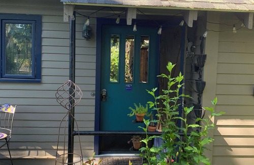 The Dalles Apartamento | A shady retreat within a flower garden, with a boutique hotel feel. Close in