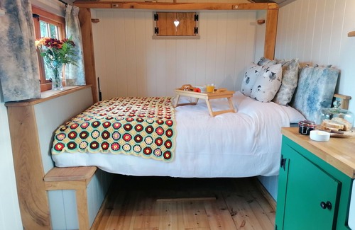 Enniskillen Cama Y Desayuno | A shepherd's hut retreat with a private wood fired hot tub in County Fermanagh