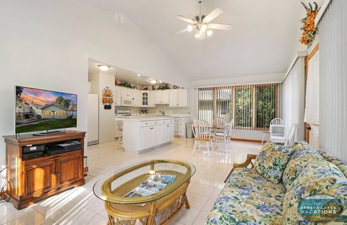 Delavan Lake Casa | A Shore Thing- Lake Delavan Cottage w/ Private dock and boat lift, sleeps 8!