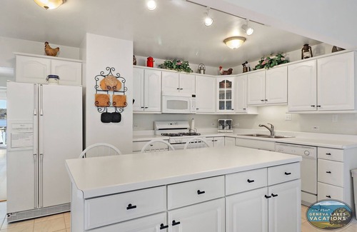 Delavan Lake Casa | A Shore Thing- Lake Delavan Cottage w/ Private dock and boat lift, sleeps 8!