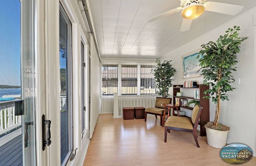 Delavan Lake Casa | A Shore Thing- Lake Delavan Cottage w/ Private dock and boat lift, sleeps 8!