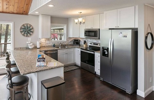 Jacksboro Casa | A Shore Thing - no steps to dock! Hot tub, fire pit (Sleeps 22)