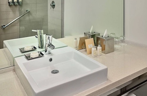East Fort Lauderdale Hotel | A Short Drive from Pompano Beach! Ocean View Accommodation! Parking, Pool!