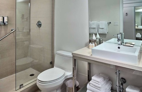 East Fort Lauderdale Hotel | A short drive from Pompano Beach! 3 Ocean View Accommodation! Parking, Pool!