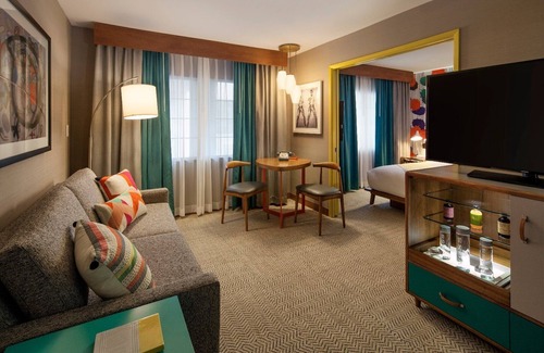 Venice Hotel | A Short Drive from Santa Monica Place! 2 Relaxing Suites, Pool, Bike Rental!