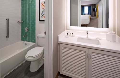 Venice Hotel | A Short Drive from Santa Monica Place! 2 Relaxing Suites, Pool, Bike Rental!
