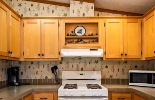 Neillsville Cabina | A short walk outside your cabin you can enjoy a great meal and at the Riviera Pub and Grill