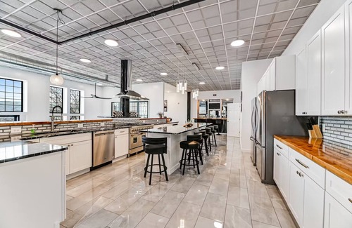 Cameron Casa | A showpiece, modern, lake-view marvel w/ Hot Tub, Chef's Kitchen