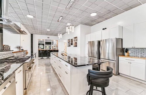 Cameron Casa | A showpiece, modern, lake-view marvel w/ Hot Tub, Chef's Kitchen