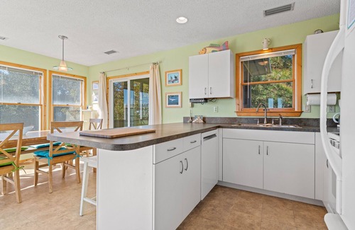 Tuckahoe Casa | A Sign of the Seahorse: Community Pool, Pickleball Courts, 1 Dog-friendly, Hot Tub