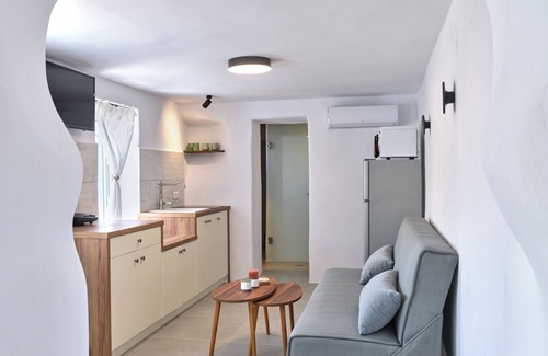 Lefkes Apartamento | A small apartment,with equipped kitchen,newly built in the heart of Lefkes Paros