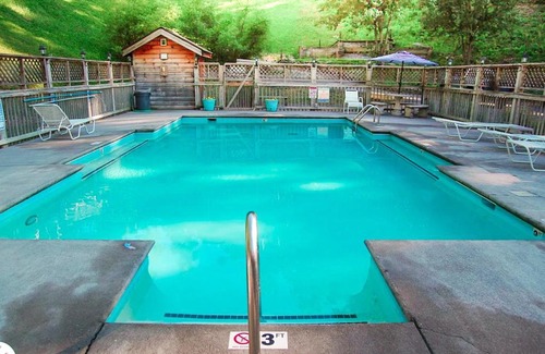 Sevierville Casa | A Smoky Mountain Lake Cabin - Spacious Smoky Mountain Getaway Perfect for Families & Groups