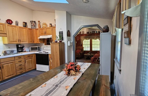 Conway Cabaña | Evergreen Cottage sits secluded on 2.33 ac. near Hwy. 90, 22 & International Dr