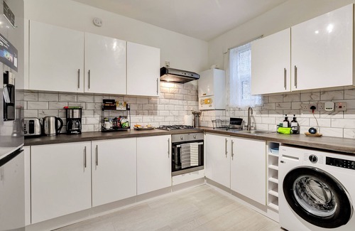 Bruce Grove Casa | A Spacious 6 Bedroom House in North London with Free Parking & 3 Bathrooms