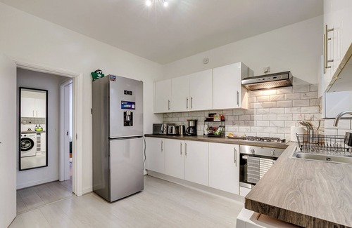 Bruce Grove Casa | A Spacious 6 Bedroom House in North London with Free Parking & 3 Bathrooms