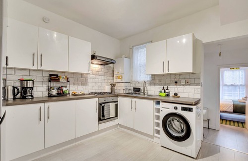 Bruce Grove Casa | A Spacious 6 Bedroom House in North London with Free Parking & 3 Bathrooms