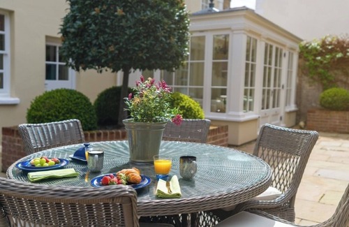 Chichester Casa | A spacious and grand Georgian house for 8 in central Chichester with parking.