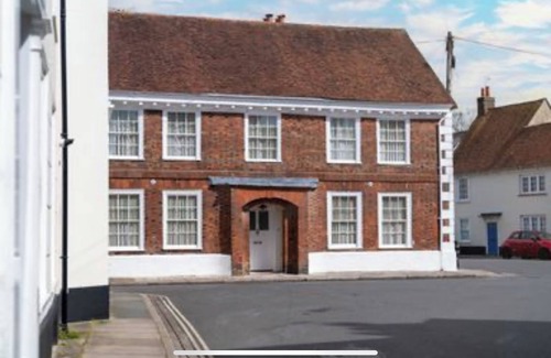 Chichester Casa | A spacious and grand Georgian house for 8 in central Chichester with parking.