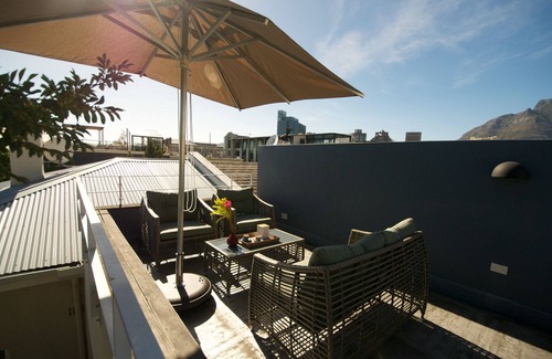 Cape Town City Centre Cabaña | Una amplia y lujosa casa de dos dormitorios con balcón, patio y cubierta de techo