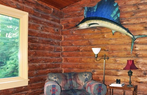 Great Barrington Cabina | Amplia cabaña de troncos en más de 11 acres de bosque privado a lo largo del sendero de los Apalaches.