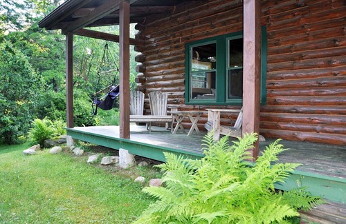Great Barrington Cabina | Amplia cabaña de troncos en más de 11 acres de bosque privado a lo largo del sendero de los Apalaches.