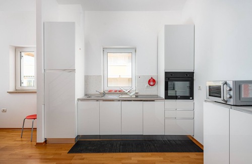 Basanija Apartamento | A spacious three bedroom apartment with sea view