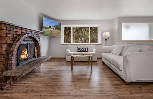 Silver Lake Casa | A specious 2 level 4 Beds 2 Baths home
