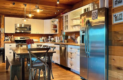 Averill Park Cabina | A spectacularly charming LAKE HOUSE on gorgeous Burden Lake!