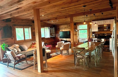 Averill Park Cabina | A spectacularly charming LAKE HOUSE on gorgeous Burden Lake!